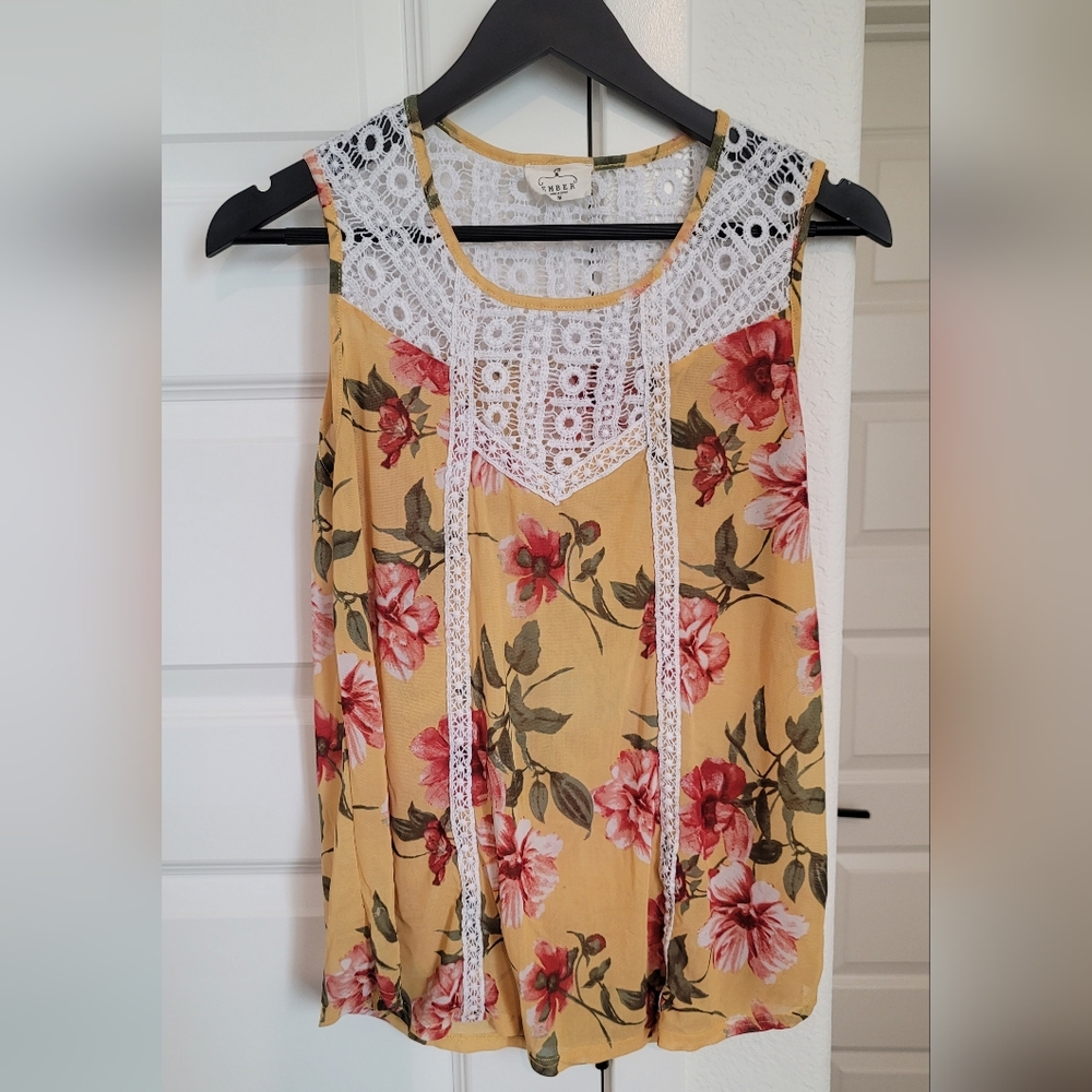 Ember Sleevless Blouse Size Medium With sturdy Lace